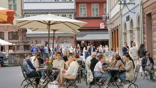 In einer Reihe von rheinland-pfälzischen Städten sind die während Corona gewährten Sonderrechte für Gastronomiebetriebe mit Außenbereich wieder ganz oder teilweise zurückgenommen worden. Doch es gibt Ausnahmen.