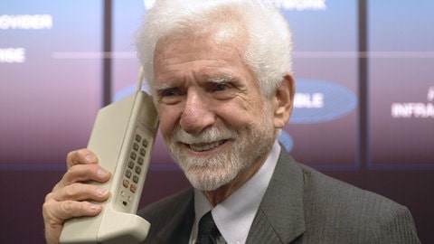 Motorola-Ingenieur Martin Cooper - das erste Mobiltelefongespräch der Welt vor 50 Jahren 