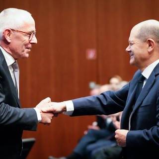 Der neue Besitzer vom Flughafen Hahn, Peter Adrian, mit Bundeskanzler Olaf Scholz