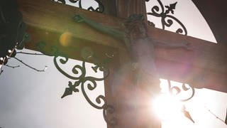 Der Karfreitag ist ein Feiertag. Christen gedenken der Kreuzigung Jesu. Jesus von Nazareth wurde vor den Toren Jerusalems gekreuzigt und erstand dem christlichen Glauben zufolge am dritten Tage (Ostern) von den Toten auf.