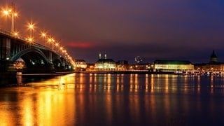 Die Skyline von Mainz leuchtet in der Dunkelheit