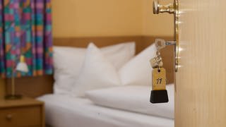 Ein Hotelzimmer mit Zimmerschlüssel (Symbolbild)