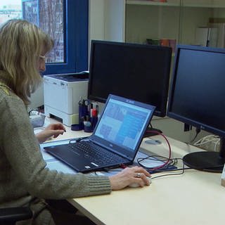 Frau sitzt am Computer