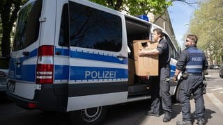 Polizeibeamte entladen am Landeskriminalamt Rheinland-Pfalz einen Transporter mit sichergestelltem Material aus einer Razzia in mehreren Bundesländern gegen die italienischen Mafia 'Ndrangheta.