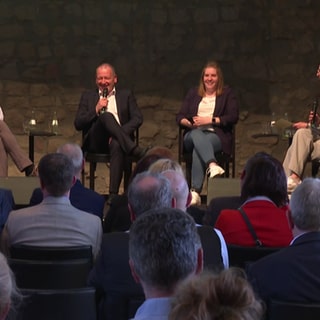 Auf dem Hambacher Schloss diskutierten Betroffene und Vertreter der Landesregierung über die zunehmenden Anfeindungen gegenüber Kommunalpolitikern.