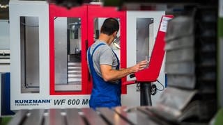 Ein junger Mann macht eine Ausbildung zum Industriemechaniker.