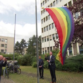 Innenminister Ebling hisst die Queere Flagge
