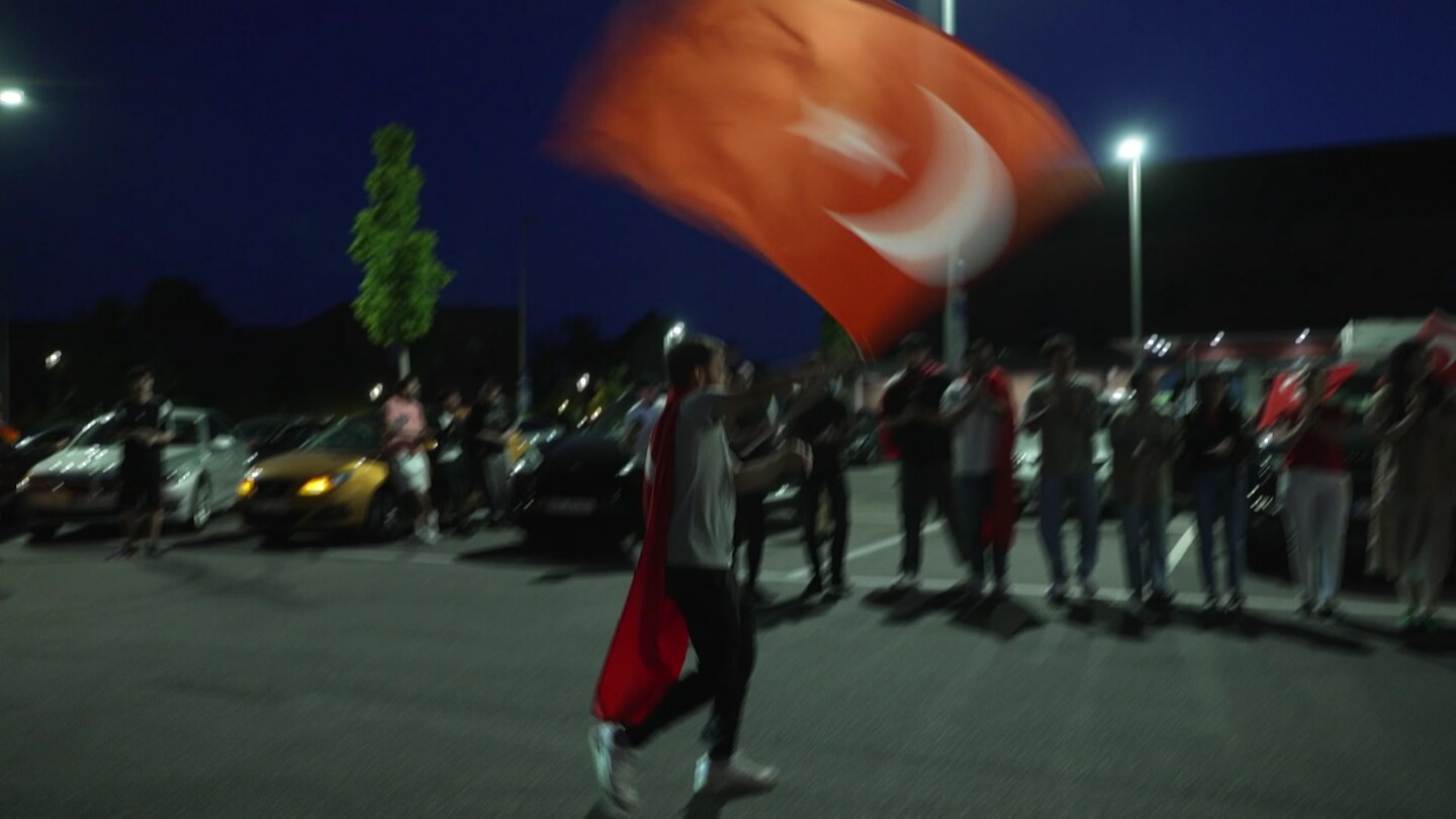 Im pfälzischen Germersheim versammelten sich rund 100 Erdogan-Anhänger und -Anhängerinnen auf einem Parkplatz, tanzten und schwangen Türkei-Fahnen.