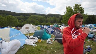 Ein Besucher von "Rock am Ring" putzt sich auf dem Campingplatz die Zähne.