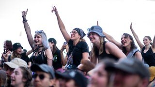 Junge Menschen feiern auf einem Konzert bei Rock am Ring.