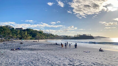 Ein wunderschöner Strand in Tamarindo, Costa Rica.