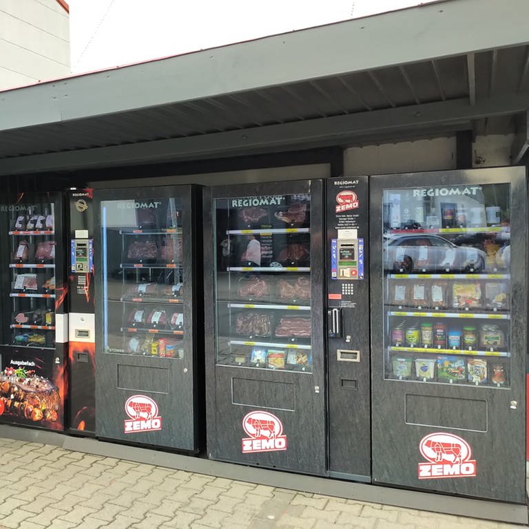 In Weilerbach im Landkreis Kaiserslautern gibt es vom Unternehmen Zemo mehrere 247 Lebensmittelautomaten. Gefüllt sind sie mit Fleisch, Getränken, Gemüse oder auch zm Beispiel Blumen.