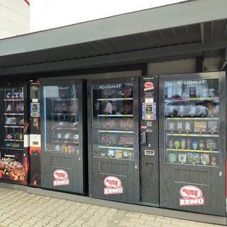 In Weilerbach im Landkreis Kaiserslautern gibt es vom Unternehmen Zemo mehrere 247 Lebensmittelautomaten. Gefüllt sind sie mit Fleisch, Getränken, Gemüse oder auch zm Beispiel Blumen.