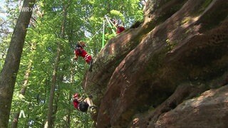 Höhenretter trainieren an Felswand