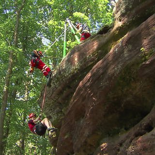 Höhenretter trainieren an Felswand