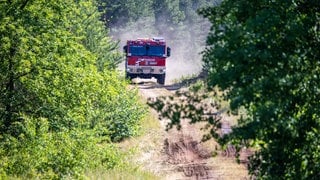 Ein spezielles Löschfahrzeug für Waldbrände der Marke Tatra ist bei einem Löscheinsatz im Waldbrandgebiet im Einsatz. 