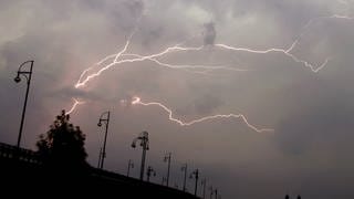 Gewitter und Blitze über der Theodor-Heuss-Brücke in Mainz