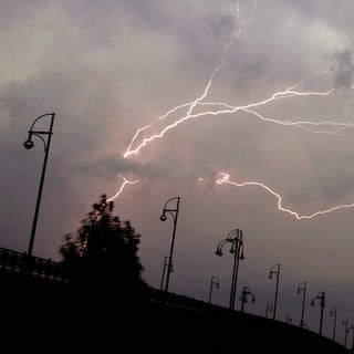 Gewitter und Blitze über der Theodor-Heuss-Brücke in Mainz