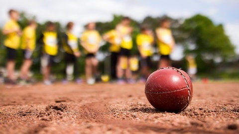 Schlagball liegt auf Boden