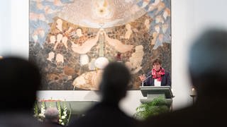 Gemeindereferentin Petra Schnieber spricht ihre Predigt in der katholischen Gemeindekirche Liebfrauen. Bei der Predigtaktion «Frauen verkünden das Wort» werden Ehren- und Hauptamtliche bis zum 27.9. bei 100 Gottesdiensten in zahlreichen Gemeinden im Bistum Osnabrück predigen.