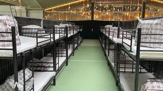 Flüchtlingsunterkunft: Betten in einer Halle gibt es in Baden-Baden bislang nicht