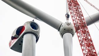 Aufbau eines neuen Windrades - in RLP geht der ausbau der Windkraft weiter nur schleppend voran