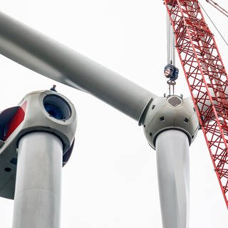 Aufbau eines neuen Windrades - in RLP geht der ausbau der Windkraft weiter nur schleppend voran