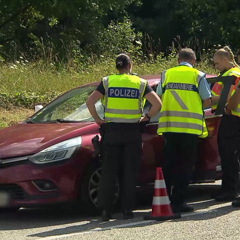 Deutsche und französische Polizisten bei einer gemeinsamen Grenzkontrolle
