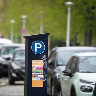 parkende Autos mit Parkscheinautomat