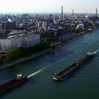 Frachtschiffe auf dem Rhein in Ludwigshafen