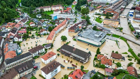 Blick auf ein überschwemmtes Gebiet in Ravne na Koroskem, rund 60 Kilometer nordöstlich von Ljubljana. Starke Regenfälle verursachten in Teilen Sloweniens Sturzfluten und Erdrutsche, die Straßen und Brücken blockierten, Gebäude überfluteten und Evakuierungen erzwangen.