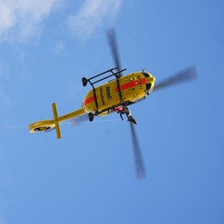 Hubschrauber-Rettungsübung mit Seilwinde