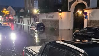 In Bodenheim steht eine Straße unter Wasser.