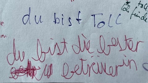 Auf einem Zettel steht: "Du bist die bester Beträuerin" geschrieben von einem Kind.