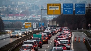 In Rheinland-Pfalz waren zum 1. Januar 2023 so viele Pkw zugelassen wie noch nie.