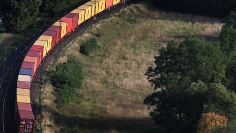 Ein Güterzug auf offener Strecke