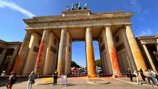 Am Wochenende haben Aktivisten der "Letzten Generation" das Brandenburger Tor mit Farbe besprüht. 