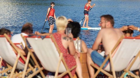 Besucher entspannen sich am Stattstrand in Koblenz an der Mosel.