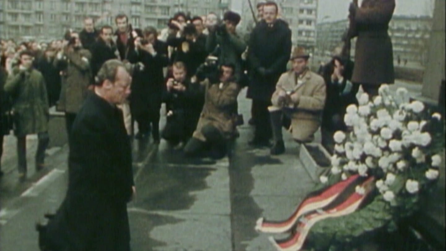 Willy Brandts Kniefall vor dem Mahnmal im Warschauer Ghetto 1970
