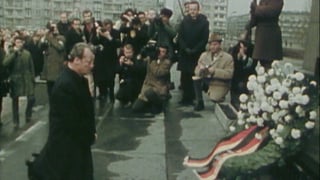 Willy Brandts Kniefall vor dem Mahnmal im Warschauer Ghetto 1970 