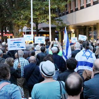 300 Menschen sind zu einer Kundgebung nach Mainz gekommen, um Solidarität mit Israel zu zeigen.