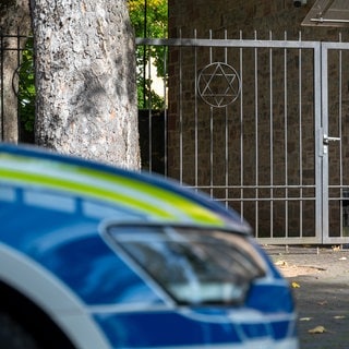 Aus Sorge vor Antisemitismus in Deutschland: Ein Polizeifahrzeug steht vor der Synagoge in Trier.