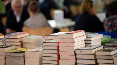 Bücherstapel auf Frankfurter Buchmesse