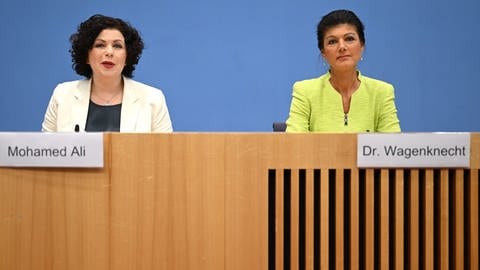 Die Ex-Linken-Vorsitzende Amira Mohamed Ali und Sahra Wagenkencht stellen "Bündnis Sahra Wagenknecht" vor.