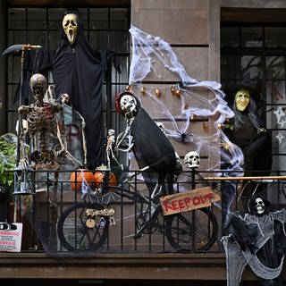 Ein Haus wurde für Halloween gruselig geschmückt. In RLP gelten 2023 zwar keine Corona-Regeln mehr, wer sich krank fühlt, kann aber trotzdem ein paar Maßnahmen beachten, um sicher zu feiern.