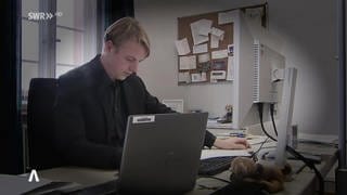 Politiker Lukas Hartmann am Schreibtisch