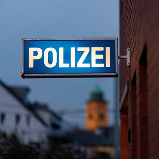 Polizeischild beleuchtet