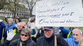Gehörlose fordern ein Gehörlosengeld in Rheinland-Pfalz und demonstrieren vor dem Landtag in Mainz