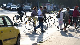 Radfahrer und Fußgänger auf denselben Wegen - da ist die Gefahr von Unfällen groß