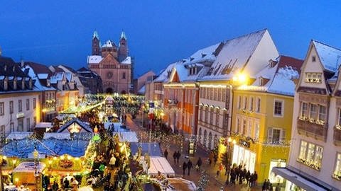 Winterlicher Weihnachtsmarkt in Speyer mit Blick zum Kaiserdom.